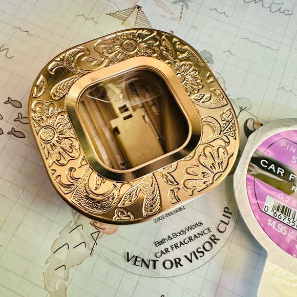 Stamped Gold Flower Car Vent/Visor Clip - Picture 5 of 6